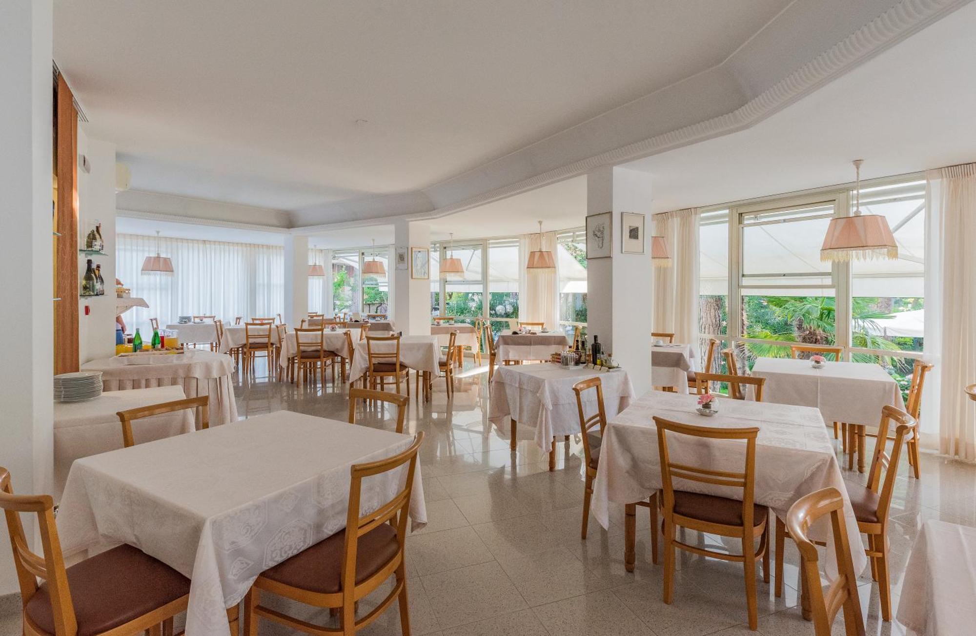 Hotel Escorial Cervia Exterior photo